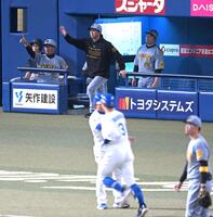 　４回、高橋周（３）の打球のホームラン判定にベンチを出てリクエストに向かう藤川監督（撮影・飯室逸平）