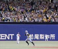 　５回、同点ソロを放ち、ファンの大歓声を受けながらダイヤモンドを回る佐藤輝（撮影・北村雅宏）