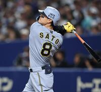 　５回、レフトへ同点ソロを放つ佐藤輝（撮影・中田匡峻）