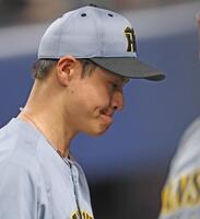 　４回裏に逆転を許し、悔しそうな表情でベンチに戻る大竹（撮影・中田匡峻）