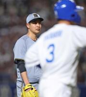 　４回、高橋周（手前）同点適時二塁打を浴びた大竹（撮影・中田匡峻）