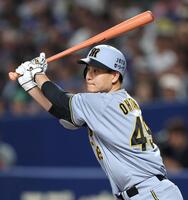 　４回、左前打を放つ大竹（撮影・中田匡峻）