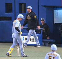 　選手交代のためベンチを出る藤川監督（撮影・飯室逸平）