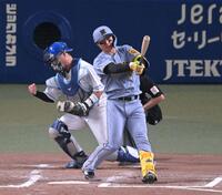 　６回、満塁の好機に空振り三振に倒れる森下（撮影・飯室逸平）