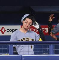 　６回、満塁のチャンスで空振り三振に倒れた森下（撮影・北村雅宏）