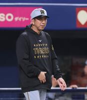 　８回の攻撃を終え、選手交代を告げる藤川監督（撮影・北村雅宏）