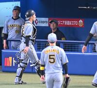 　５回、勝ち越しを許し、ベンチで厳しい表情の藤川監督（撮影・飯室逸平）