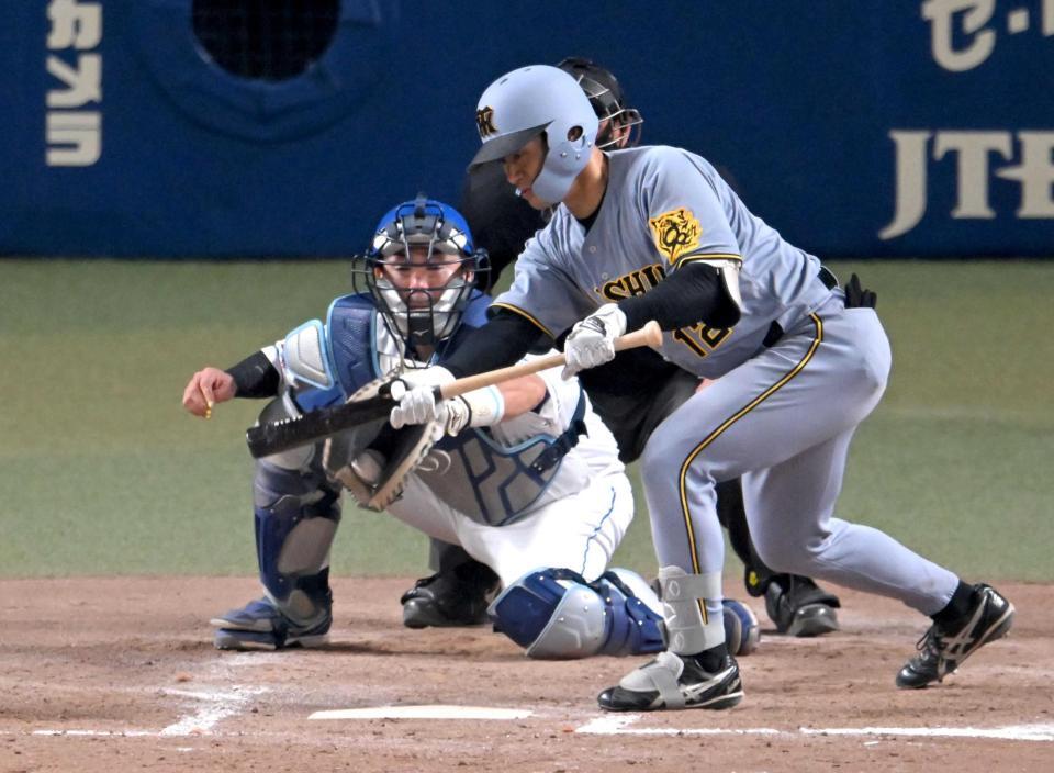 　９回、バントを空振りする坂本（撮影・飯室逸平）