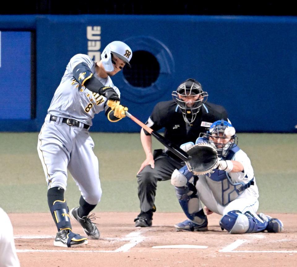 　６回、同点打を放つ佐藤輝