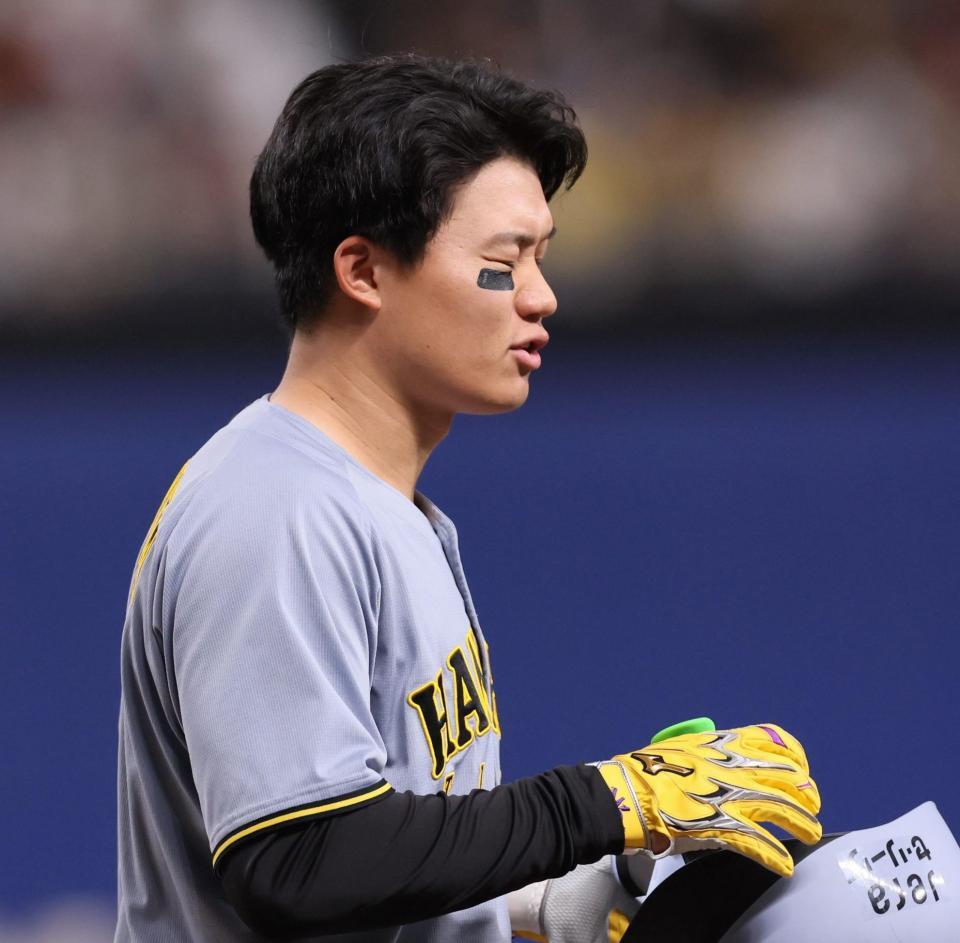 　３回、チャンスで投ゴロに倒れ、悔しがる森下（撮影・北村雅宏）