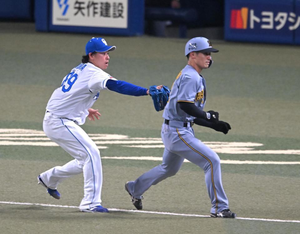 　３回、近本の二ゴロで挟殺される三走の坂本。左は三浦（撮影・飯室逸平）