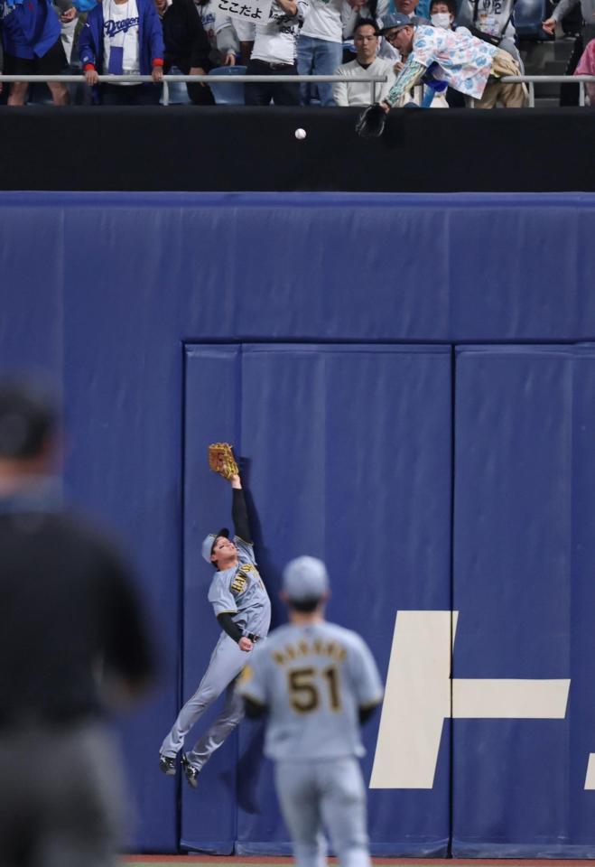 　４回、高橋周の打球は一度は本塁打判定も藤川監督のリクエストが成功し二塁打となる（撮影・中田匡峻）