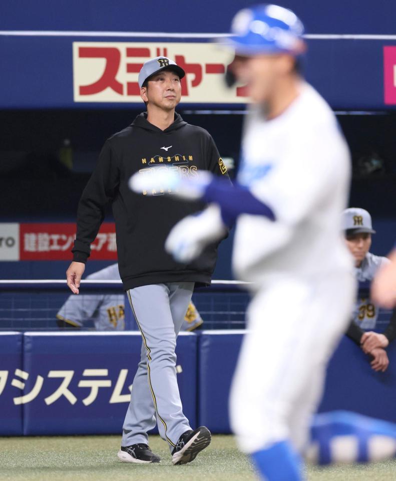 　４回、高橋周が放った打球が本塁打という判定に、リクエストに向かう藤川監督（撮影・北村雅宏）