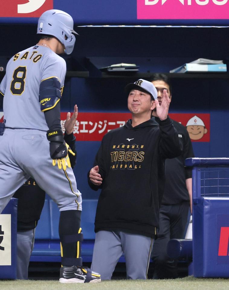 　５回、同点ソロを放った佐藤輝を迎える藤川監督（右）＝撮影・北村雅宏