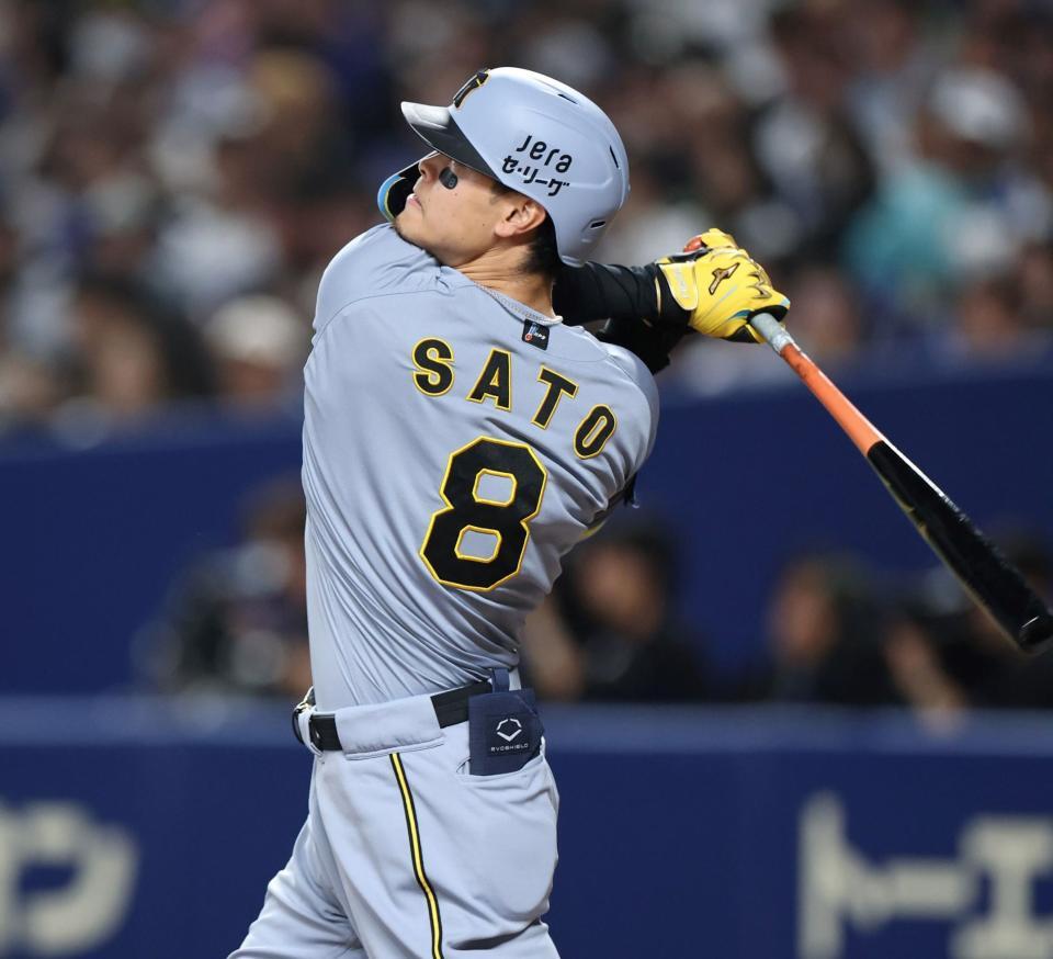 　５回、レフトへ同点ソロを放つ佐藤輝（撮影・中田匡峻）