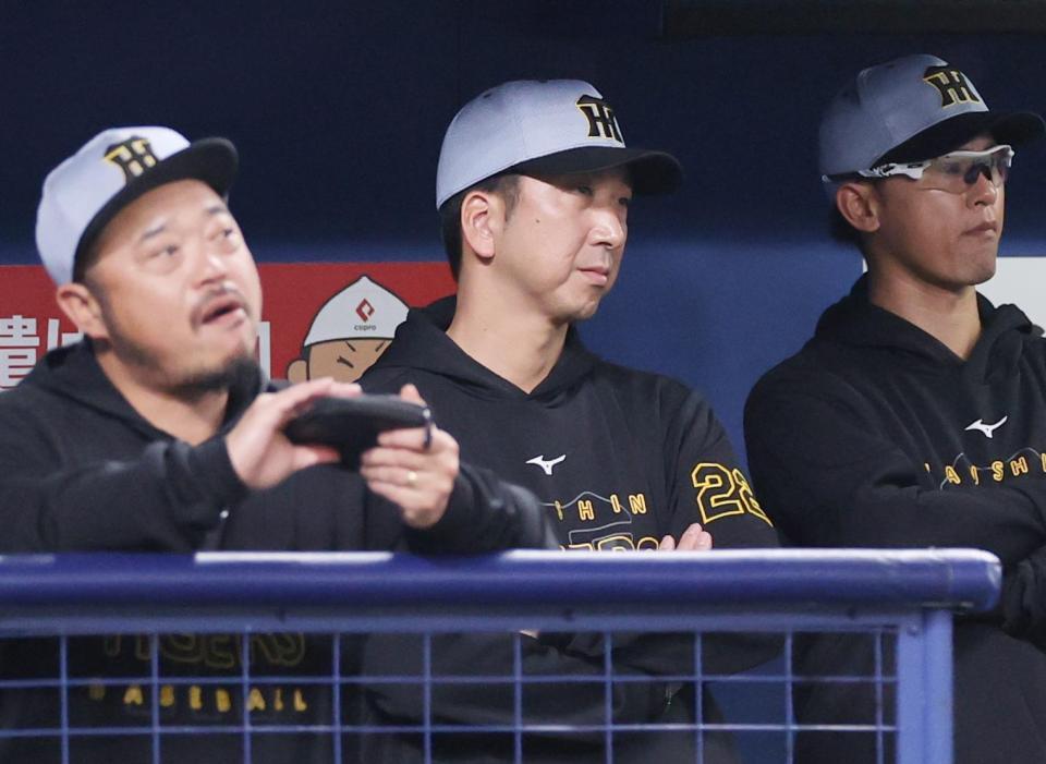 　７回表、厳しい表情で試合を見る藤川監督（中）