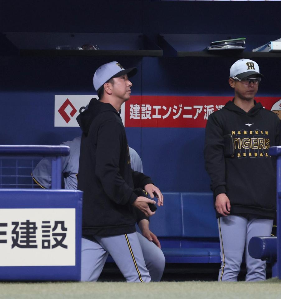 　中日に３タテを食らい、足早に引き揚げる藤川監督（左）＝撮影・北村雅宏