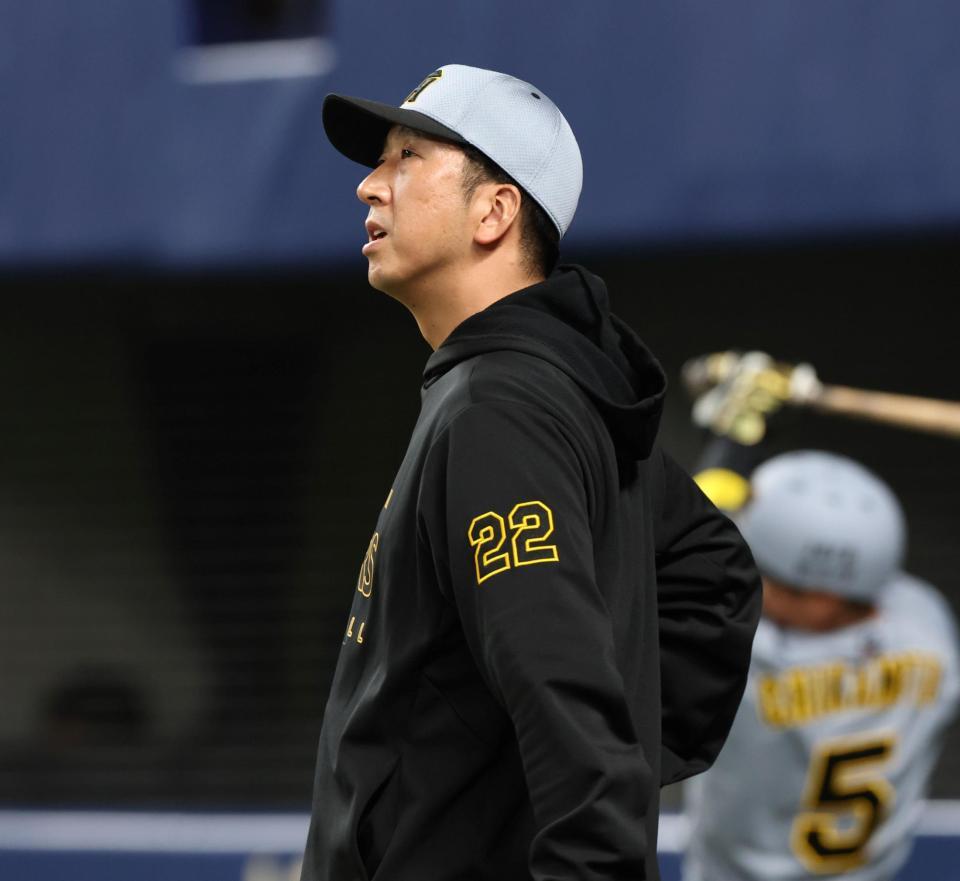 　８回表の攻撃を終え、選手交代を告げに向かう藤川監督。奥は近本（撮影・中田匡峻）