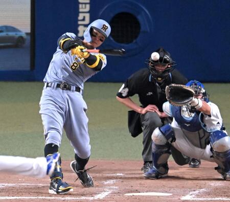 　９回、中前打を放つ佐藤輝（撮影・飯室逸平）