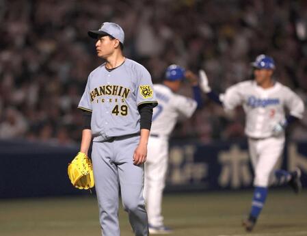 　４回、高橋周に同点適時二塁打を浴びた大竹