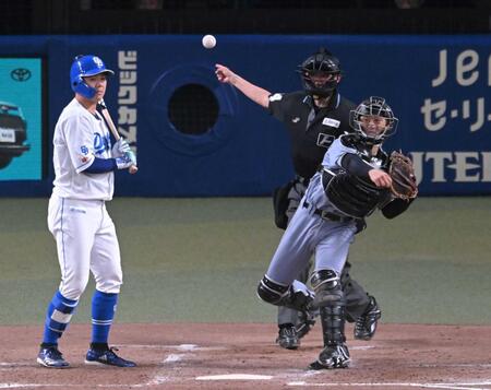 　５回、一走の上林が二盗を狙い、二塁へ送球する坂本（撮影・飯室逸平）