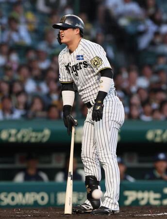 　２回、死球を受けて痛がる前川（撮影・北村雅宏）
