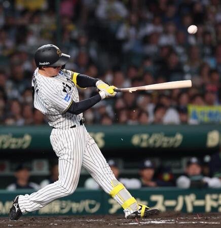 　３回、バットを折られ、二飛に倒れる森下（撮影・北村雅宏）