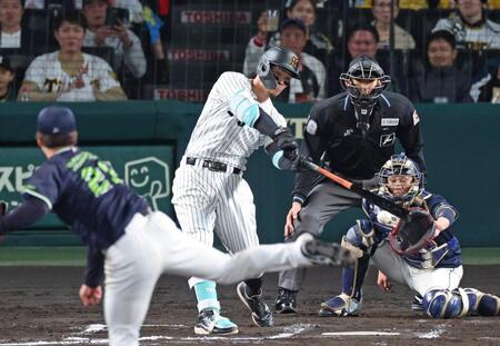 　６回、先制の中前適時打を放つ佐藤輝（撮影・中田匡峻）