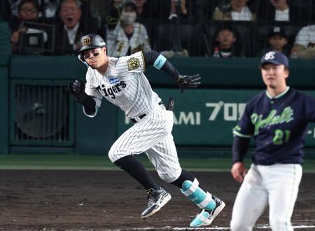 　６回、先制の中前適時打を放つ佐藤輝（撮影・中田匡峻）