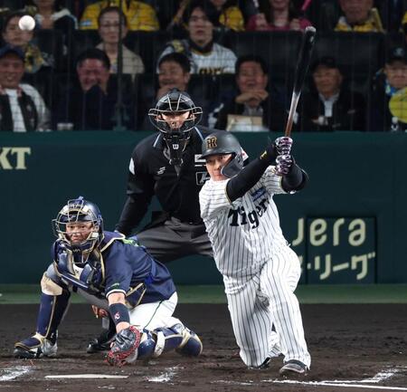 　６回、中前適時打を放つ大山（撮影・中田匡峻）