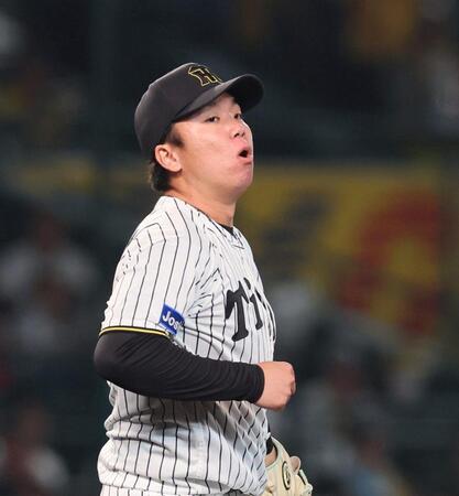 　５回、武岡のライナーをキャッチし、飛び出した一走・山田を封殺した村上は安堵した表情を見せる（撮影・北村雅宏）