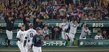 　６回、佐藤輝（８）の先制適時打に盛り上がる阪神ナイン。右端は藤川監督（撮影・中田匡峻）