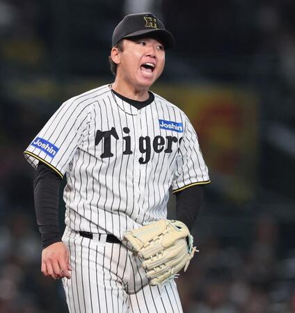 　９回、最終打者・オスナを打ち取り、雄たけびを上げる村上（撮影・北村雅宏）