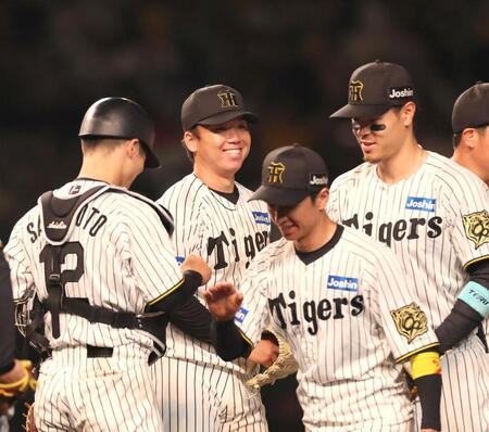 完封勝利を挙げ、笑顔を見せる村上（左から２人目）＝撮影・北村雅宏