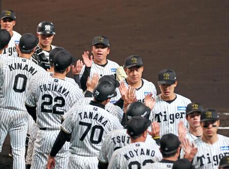 　完封勝利を飾り藤川監督（２２）らナインとタッチを交わす村上（撮影・立川洋一郎）