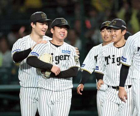 　完封勝利を挙げた村上はナインから祝福を受ける（撮影・田中太一）