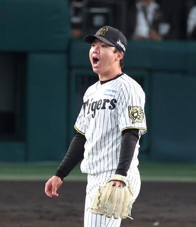 　９回、オスナの打球の行方を見て声を上げる村上（撮影・中田匡峻）