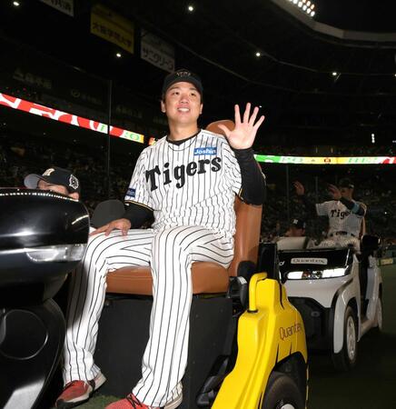 　５勝目を完封勝利で飾り、リリーフカーの上でポーズを決める村上（撮影・北村雅宏）