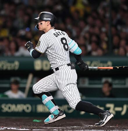 　６回、先制適時打を放つ佐藤輝（撮影・田中太一）