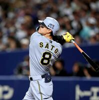 　５回、レフトへ同点ソロを放つ佐藤輝（撮影・中田匡峻）