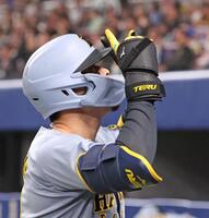 　５回、レフトへ同点ソロを放ち、ベンチ前でポーズを決める佐藤輝（撮影・中田匡峻）