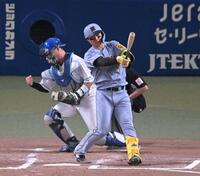 　６回、満塁の好機に空振り三振に倒れる森下（撮影・飯室逸平）