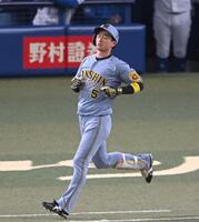 　４回、満塁の好機に遊ゴロに倒れる近本（撮影・飯室逸平）