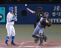 　５回、一走の上林が二盗を狙い、二塁へ送球する坂本（撮影・飯室逸平）