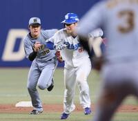 　上林を挟殺する小幡（左）（撮影・北村雅宏）