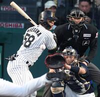 ２回、死球を受ける前川（捕手は古賀）＝撮影・中田匡峻