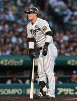 　２回、死球を受けて痛がる前川（撮影・北村雅宏）