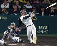 ３回、バットを折られ、二飛に倒れた森下（捕手は古賀）＝撮影・中田匡峻