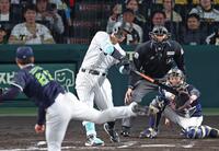 　６回、先制の中前適時打を放つ佐藤輝（撮影・中田匡峻）