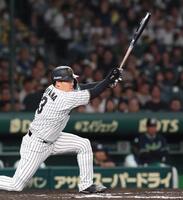 ６回、適時打を放つ大山（撮影・北村雅宏）